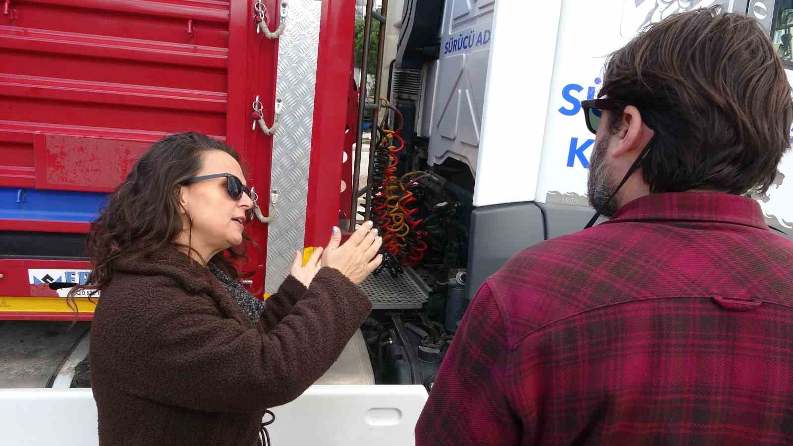 Büyük araçlara küçüklüğünden beri hayranlık duyan Buket, 3 yıldır ağır vasıta eğitmenliği yapıyor
