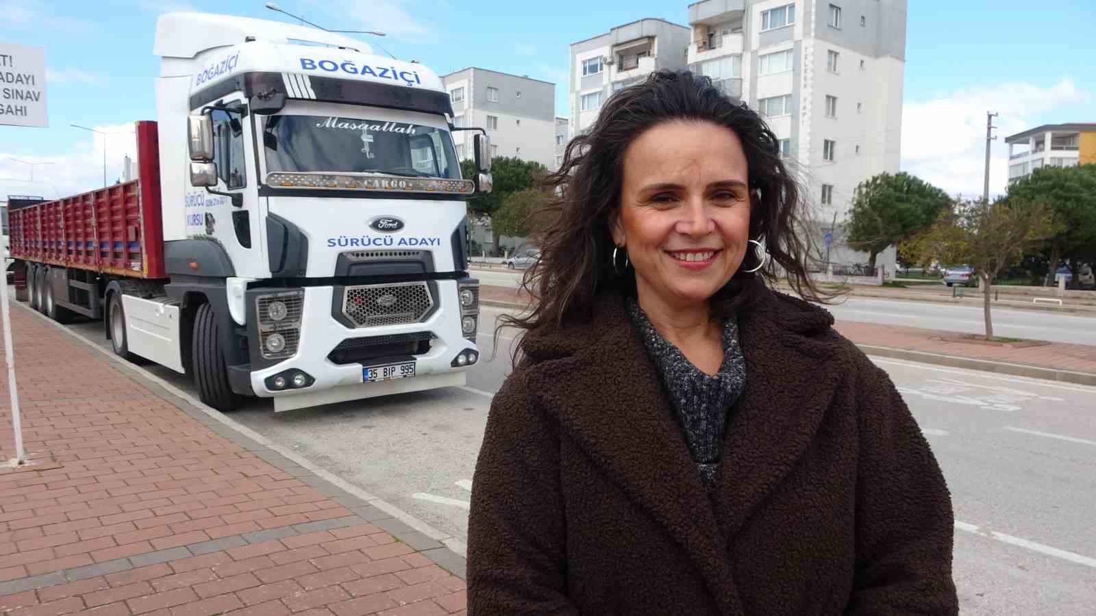 Büyük araçlara küçüklüğünden beri hayranlık duyan Buket, 3 yıldır ağır vasıta eğitmenliği yapıyor
