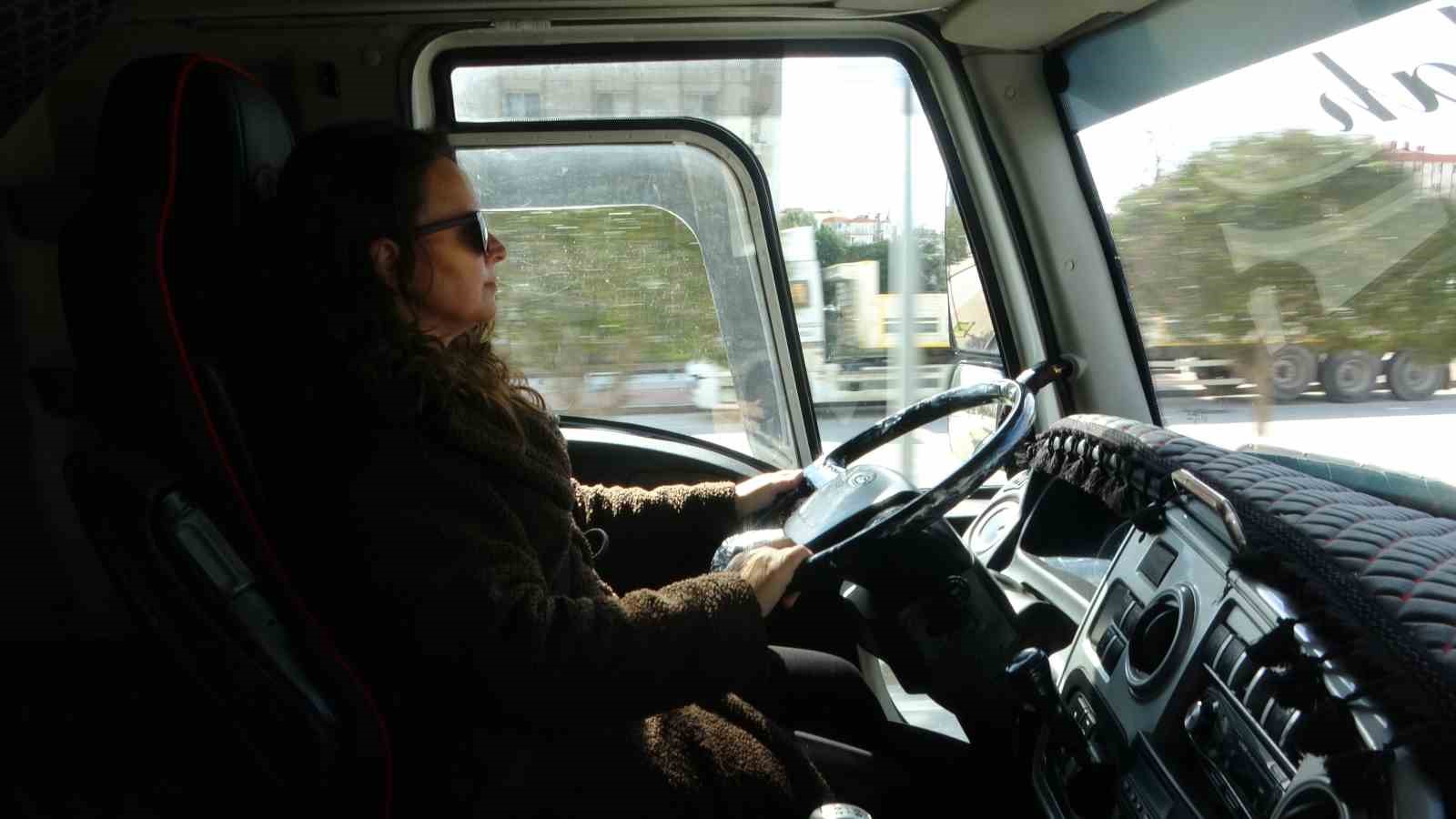 Büyük araçlara küçüklüğünden beri hayranlık duyan Buket, 3 yıldır ağır vasıta eğitmenliği yapıyor
