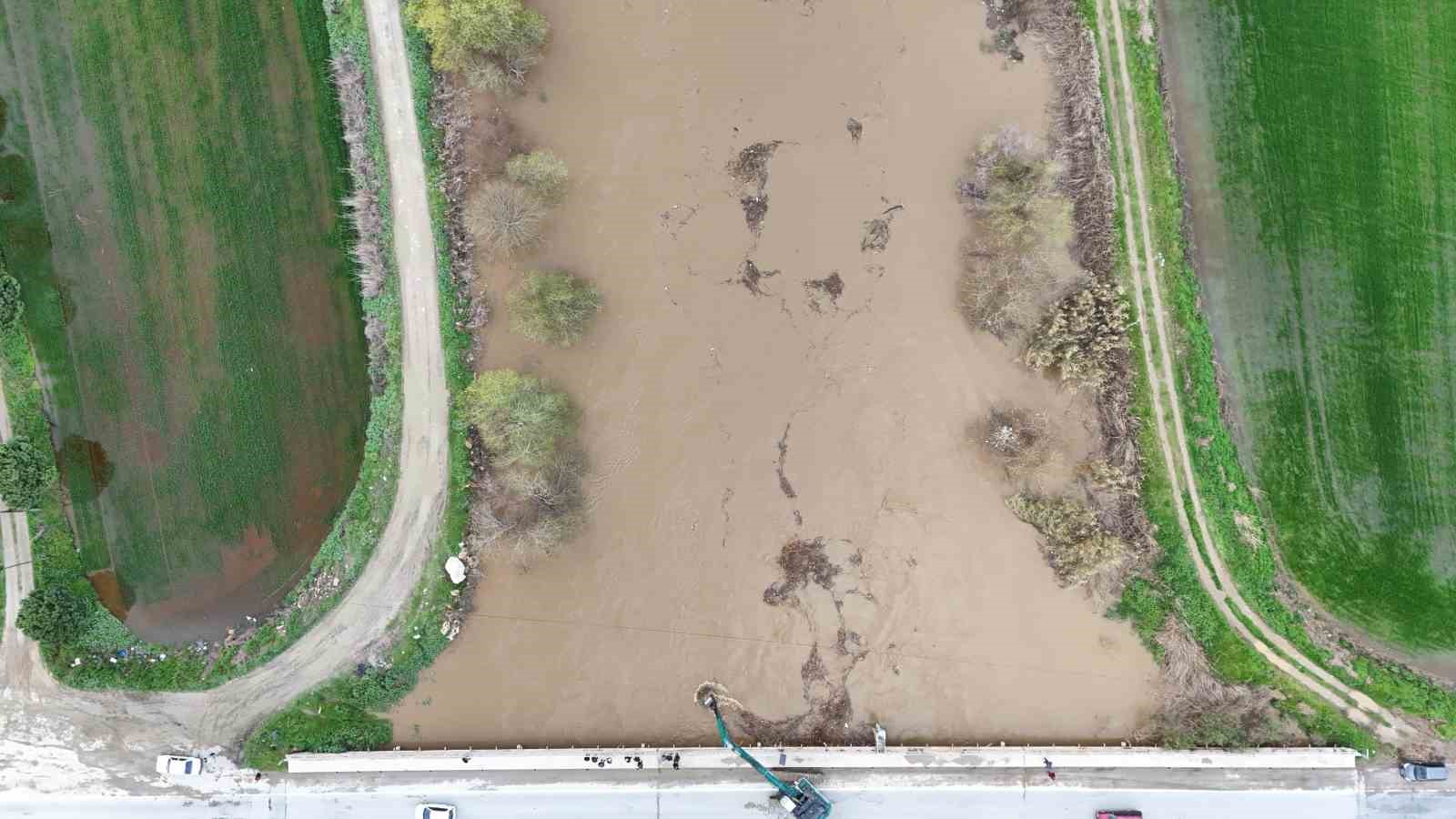 Büyük Menderes nehri, köprü seviyesine yükseldi
Büyük Menderes nehri, köprü seviyesine yükseldi