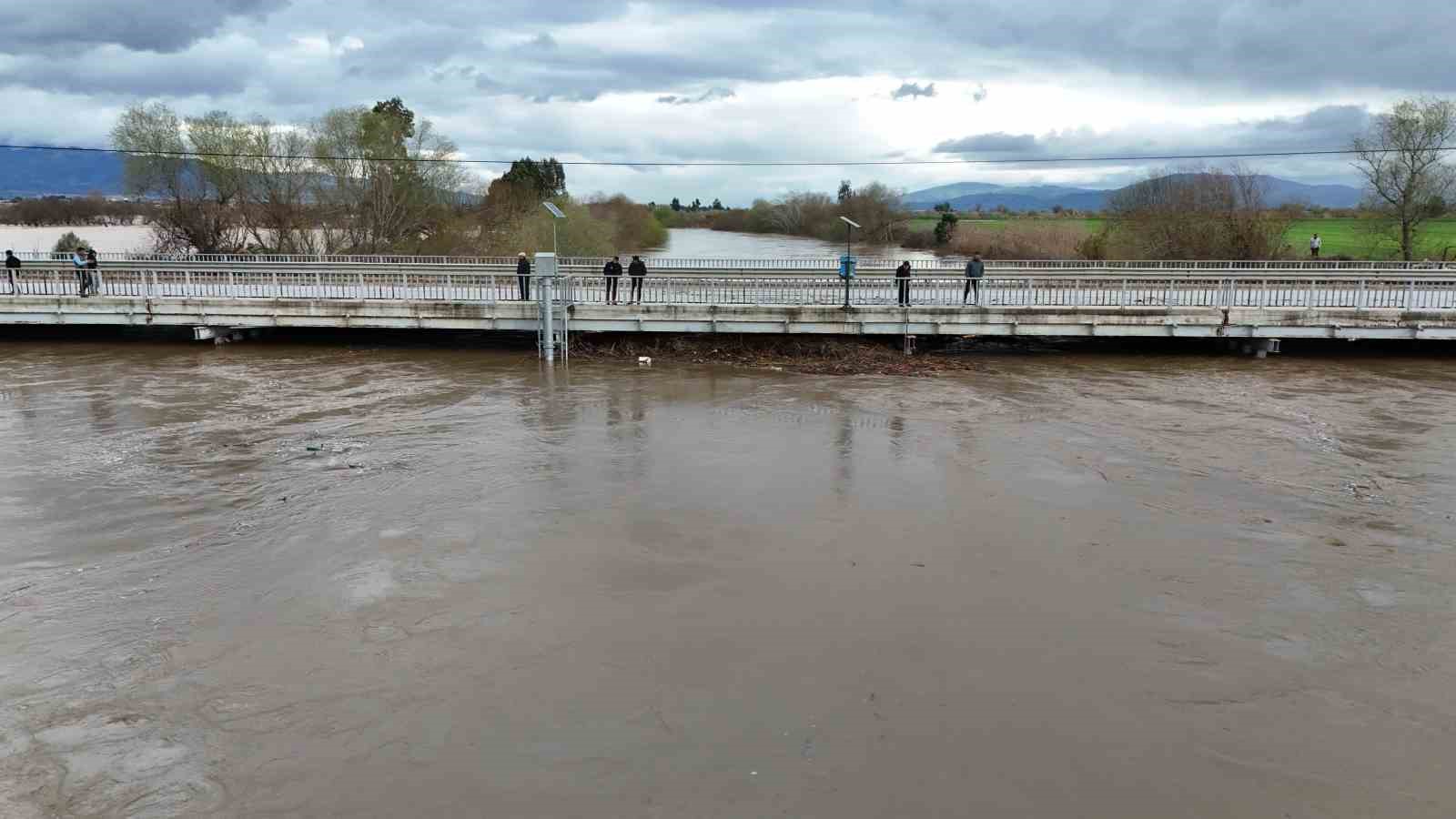 Büyük Menderes nehri, köprü seviyesine yükseldi
Büyük Menderes nehri, köprü seviyesine yükseldi