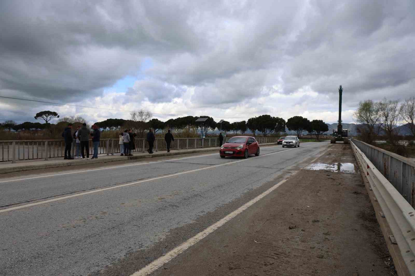 Büyük Menderes nehri, köprü seviyesine yükseldi
Büyük Menderes nehri, köprü seviyesine yükseldi