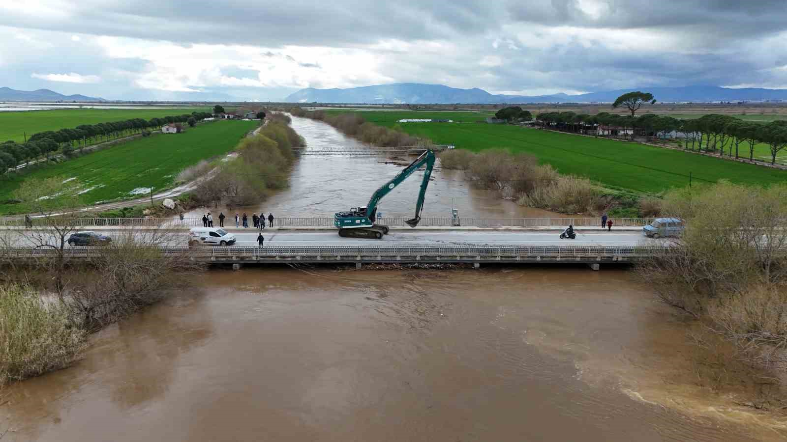 Büyük Menderes nehri, köprü seviyesine yükseldi
Büyük Menderes nehri, köprü seviyesine yükseldi