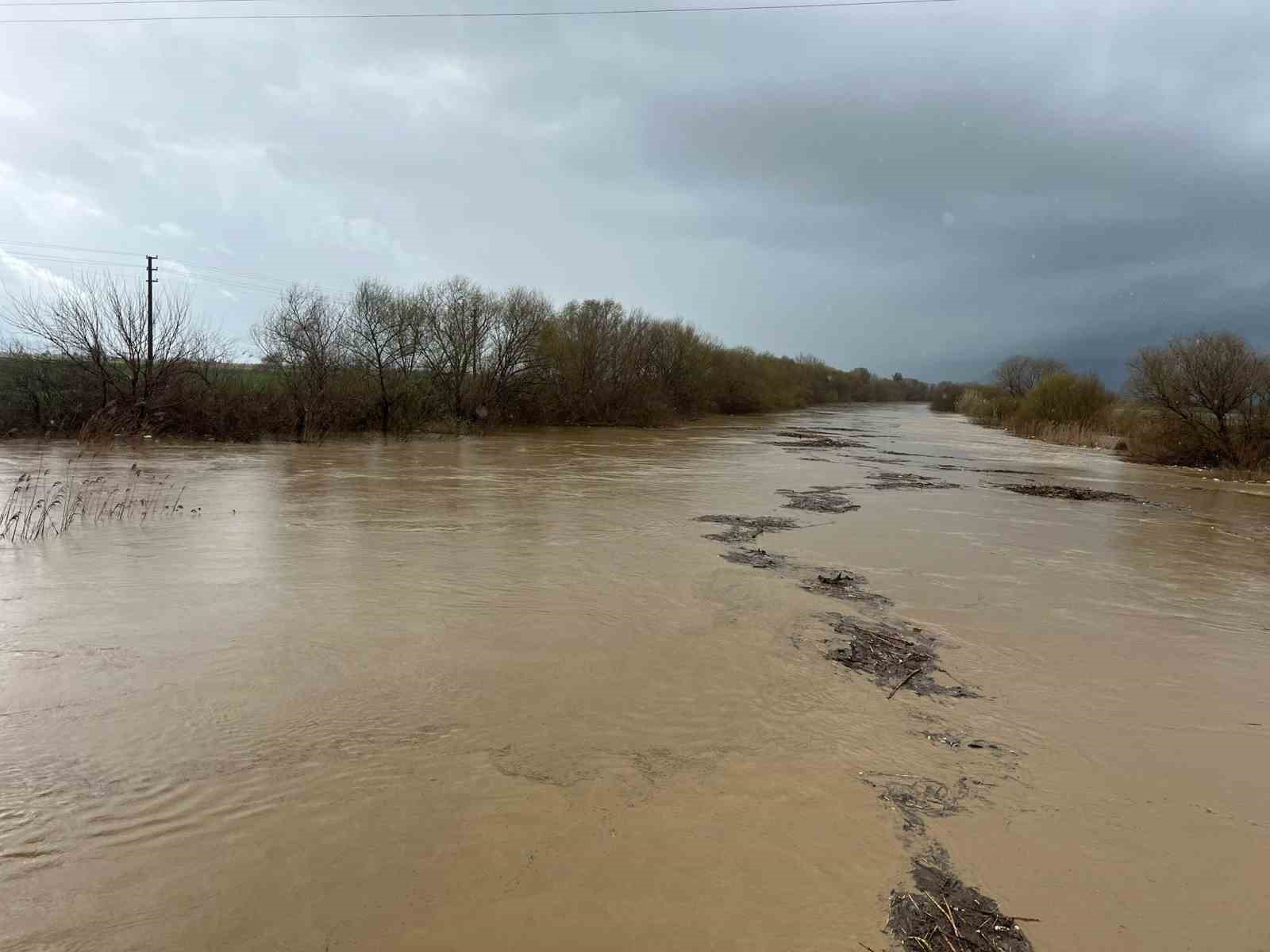 Büyük Menderes nehrindeki taşkın karayolunu kapattı
