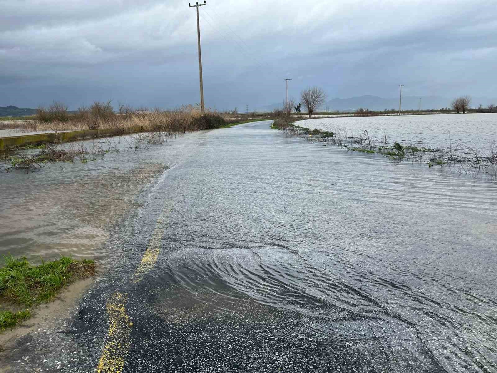 Büyük Menderes nehrindeki taşkın karayolunu kapattı
