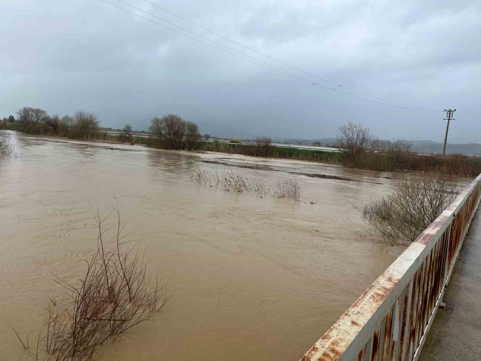 Büyük Menderes nehrindeki taşkın karayolunu kapattı
