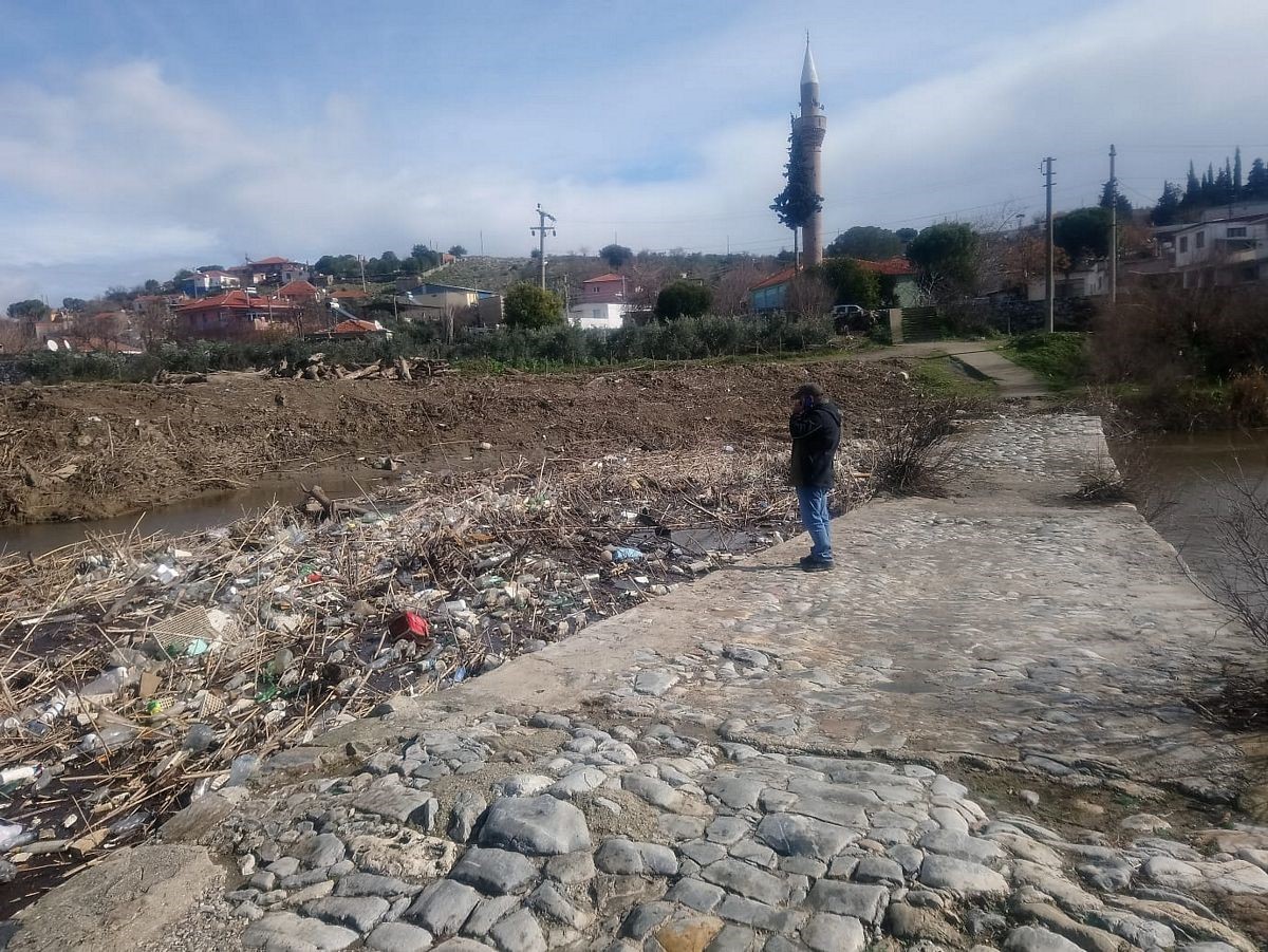 Büyük Menderes yükseldi, tarihi Taşköprü sular altında kayboldu
Büyük Menderes yükseldi, tarihi Taşköprü sular altında kayboldu