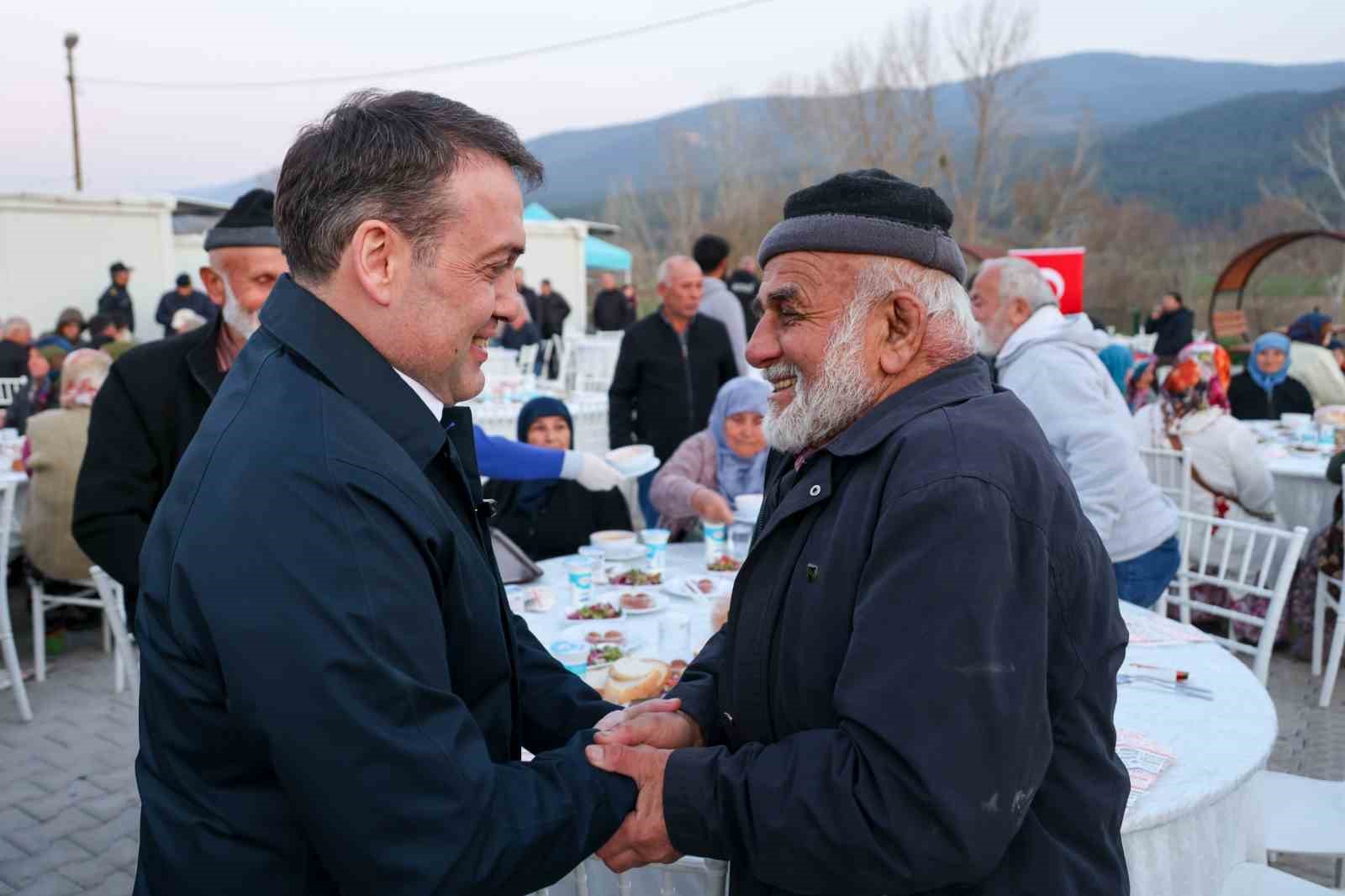 Büyük yangın sonrası yaralarını saran vatandaşlar iftarda bir araya geldi
