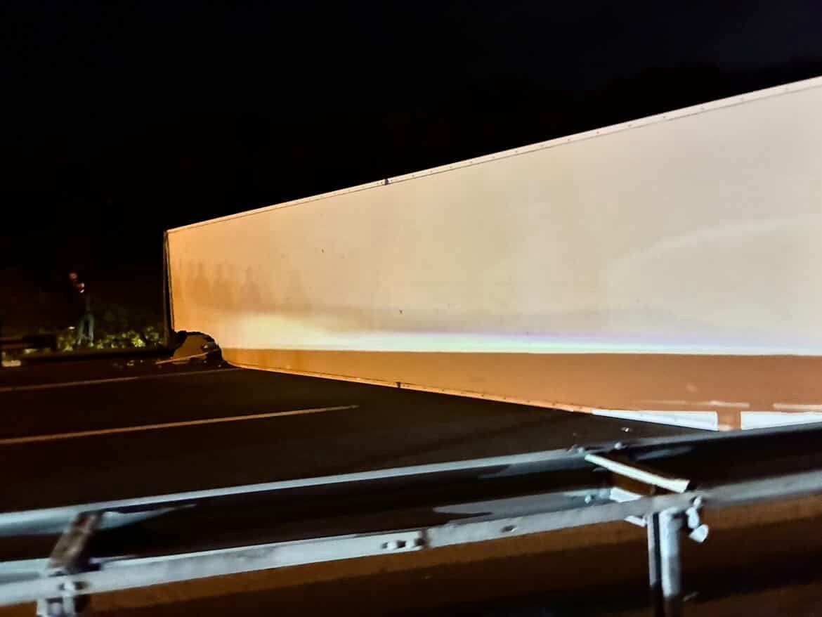 Büyükçekmece TEM Otoyolu’nda tır devrildi: Kilometrelerce trafik oluştu
