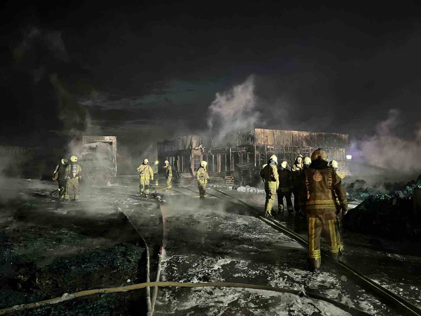 Büyükçekmece’de depoda çıkan yangın söndürüldü
