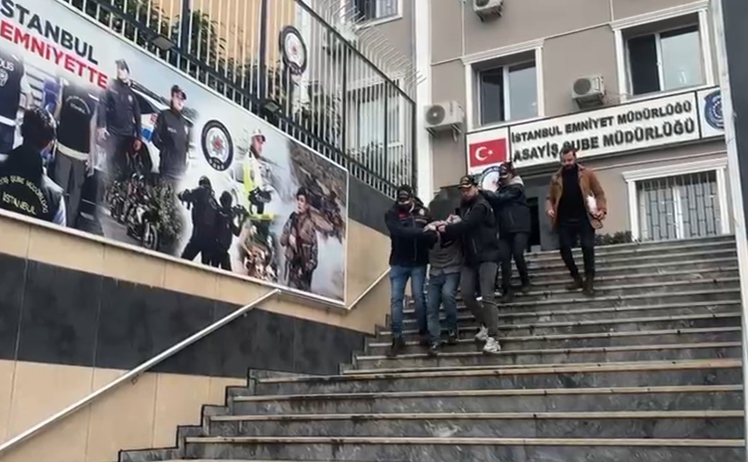 Büyükçekmece’de iş yerine molotoflu saldırı kamerada
