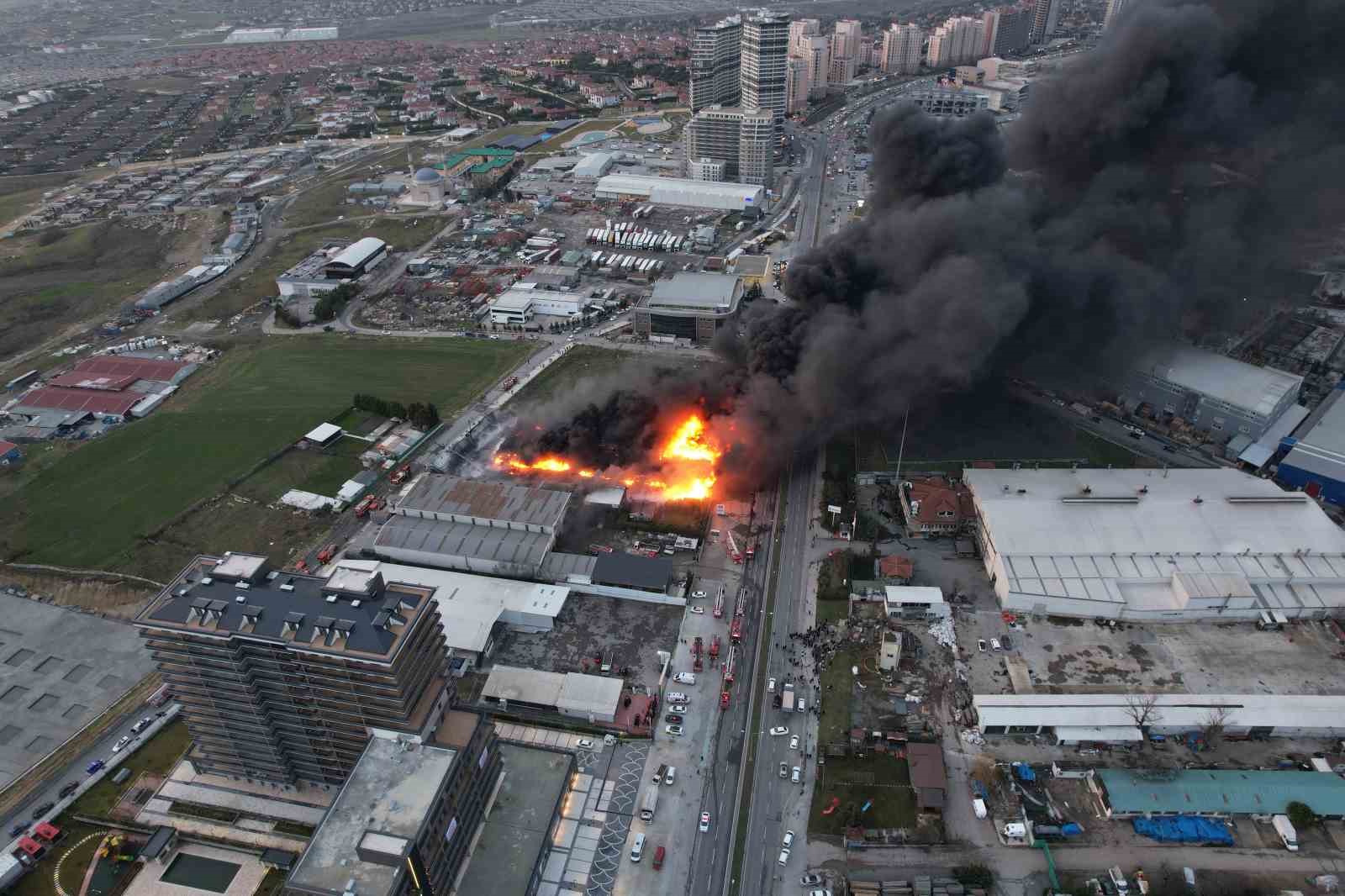 Büyükçekmece’de plastik kasa üretimi yapan fabrikada yangın
