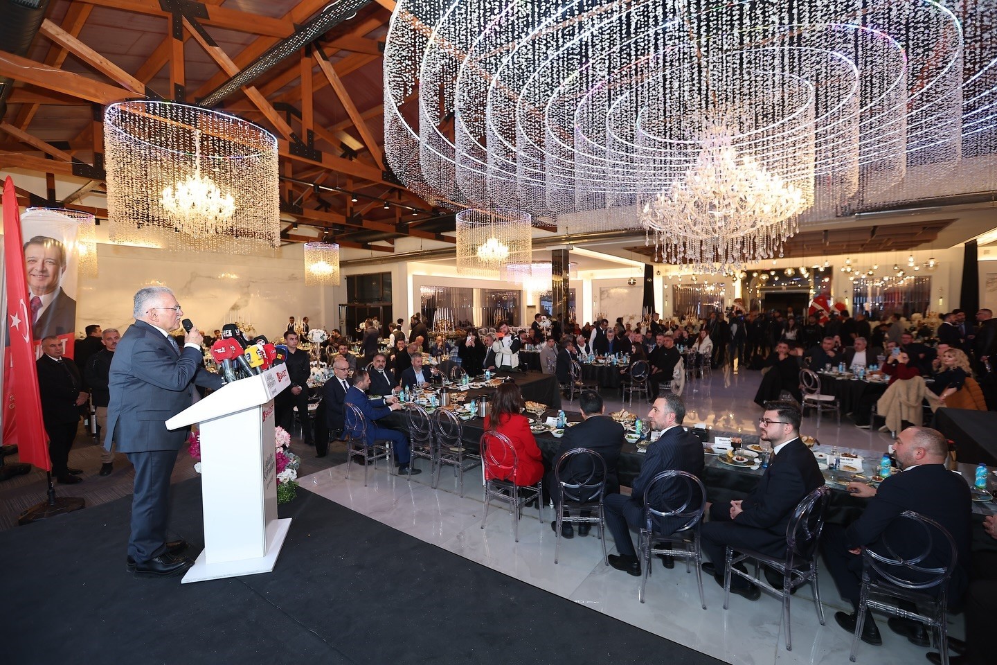 Büyükkılıç, öğrenciler ve siyasi parti temsilcileri ile iftar sofralarında buluştu
