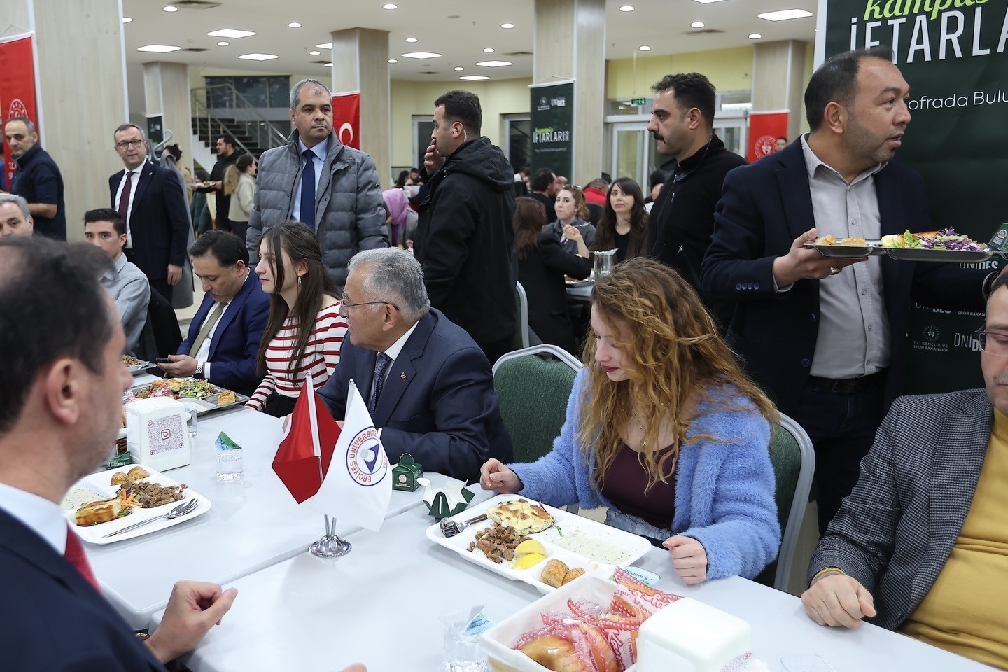 Büyükkılıç, öğrenciler ve siyasi parti temsilcileri ile iftar sofralarında buluştu
