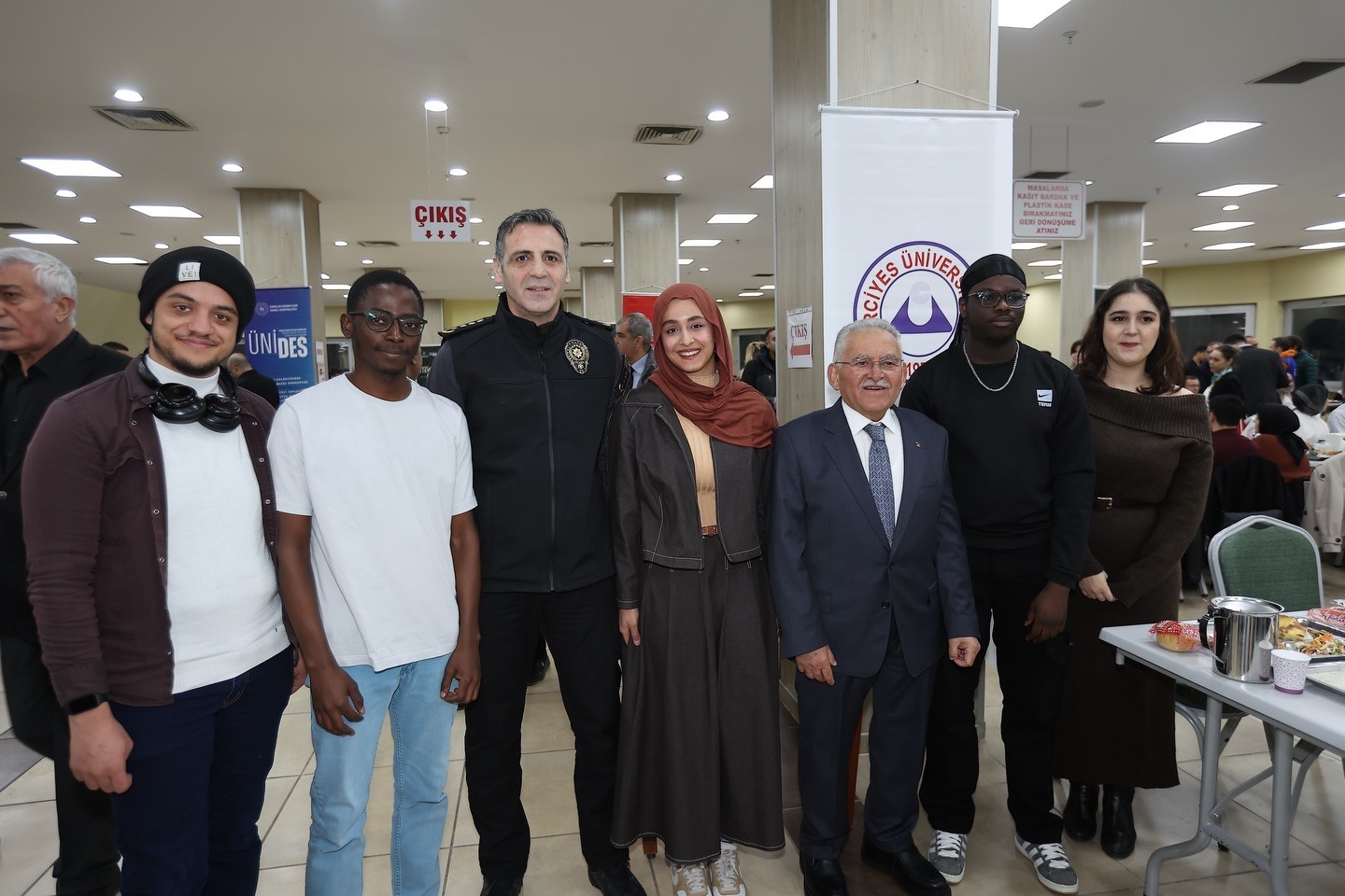 Büyükkılıç, öğrenciler ve siyasi parti temsilcileri ile iftar sofralarında buluştu
