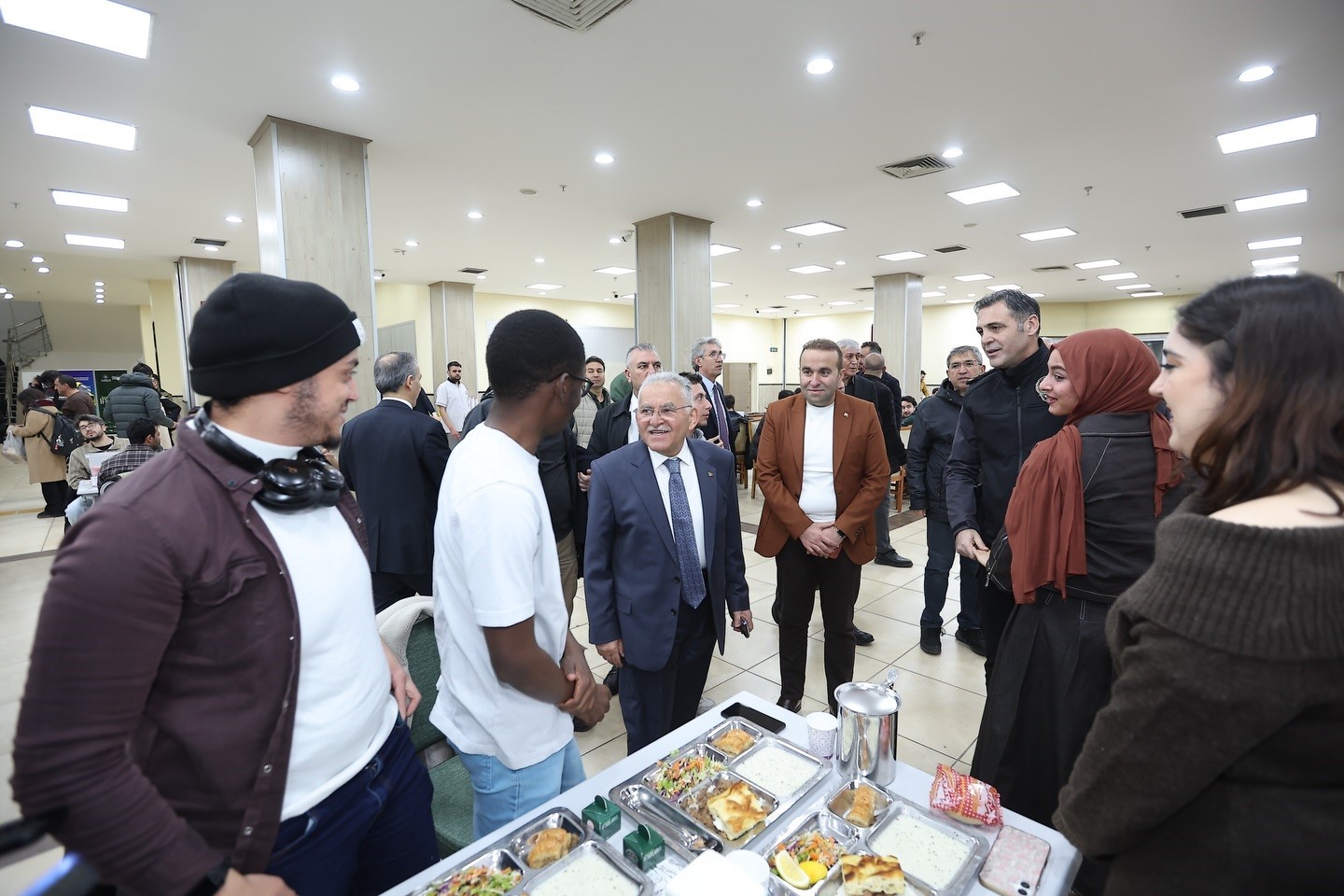 Büyükkılıç, öğrenciler ve siyasi parti temsilcileri ile iftar sofralarında buluştu
