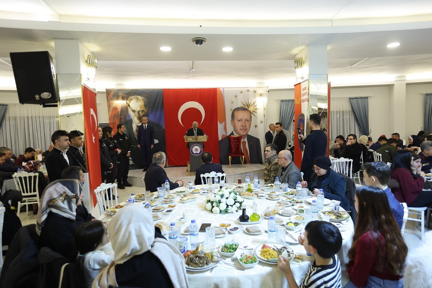 Büyükkılıç şehit aileleri, gaziler ve gazi aileleri ile bir araya geldi
Büyükkılıç şehit aileleri, gaziler ve gazi aileleri ile bir araya geldi