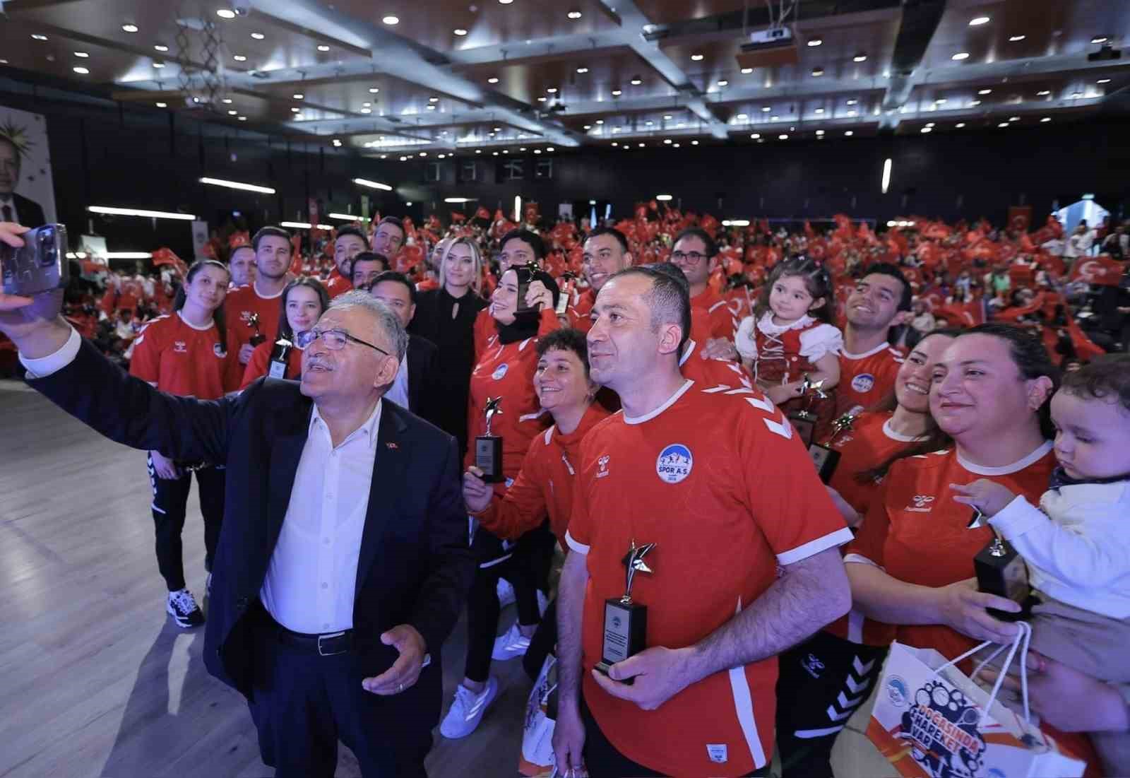 Büyükşehir, 2025 yılında 842 bin sporseveri buluşturdu: Sporun merkezi Kayseri
Büyükşehir, 2025 yılında 842 bin sporseveri buluşturdu: Sporun merkezi Kayseri