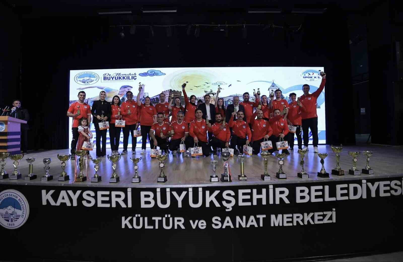 Büyükşehir, 2025 yılında 842 bin sporseveri buluşturdu: Sporun merkezi Kayseri
Büyükşehir, 2025 yılında 842 bin sporseveri buluşturdu: Sporun merkezi Kayseri