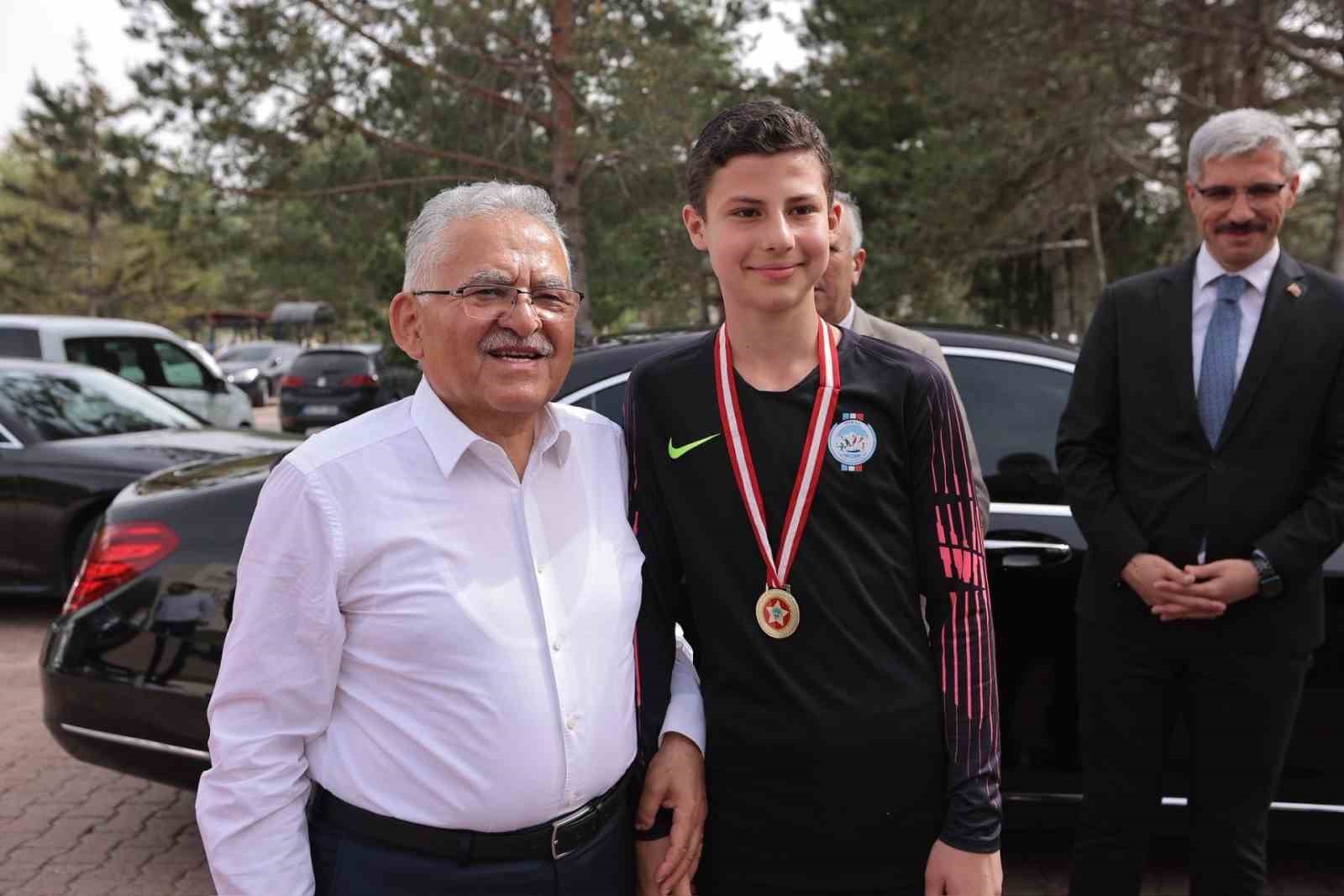 Büyükşehir, 2025 yılında 842 bin sporseveri buluşturdu: Sporun merkezi Kayseri
Büyükşehir, 2025 yılında 842 bin sporseveri buluşturdu: Sporun merkezi Kayseri