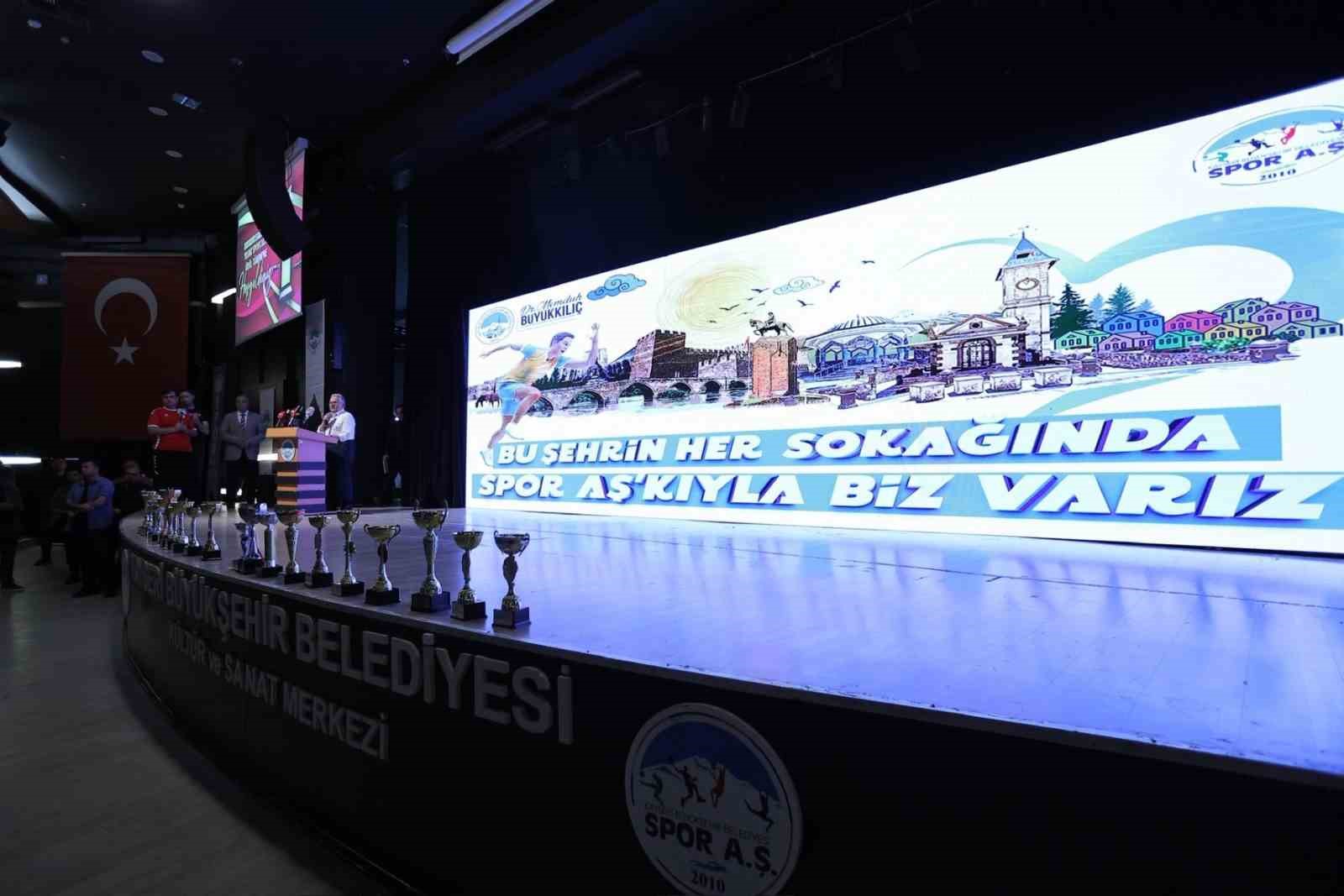 Büyükşehir, 2025 yılında 842 bin sporseveri buluşturdu: Sporun merkezi Kayseri
Büyükşehir, 2025 yılında 842 bin sporseveri buluşturdu: Sporun merkezi Kayseri