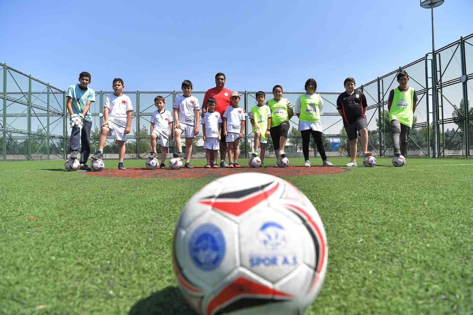 Büyükşehir, 2025 yılında 842 bin sporseveri buluşturdu: Sporun merkezi Kayseri
Büyükşehir, 2025 yılında 842 bin sporseveri buluşturdu: Sporun merkezi Kayseri