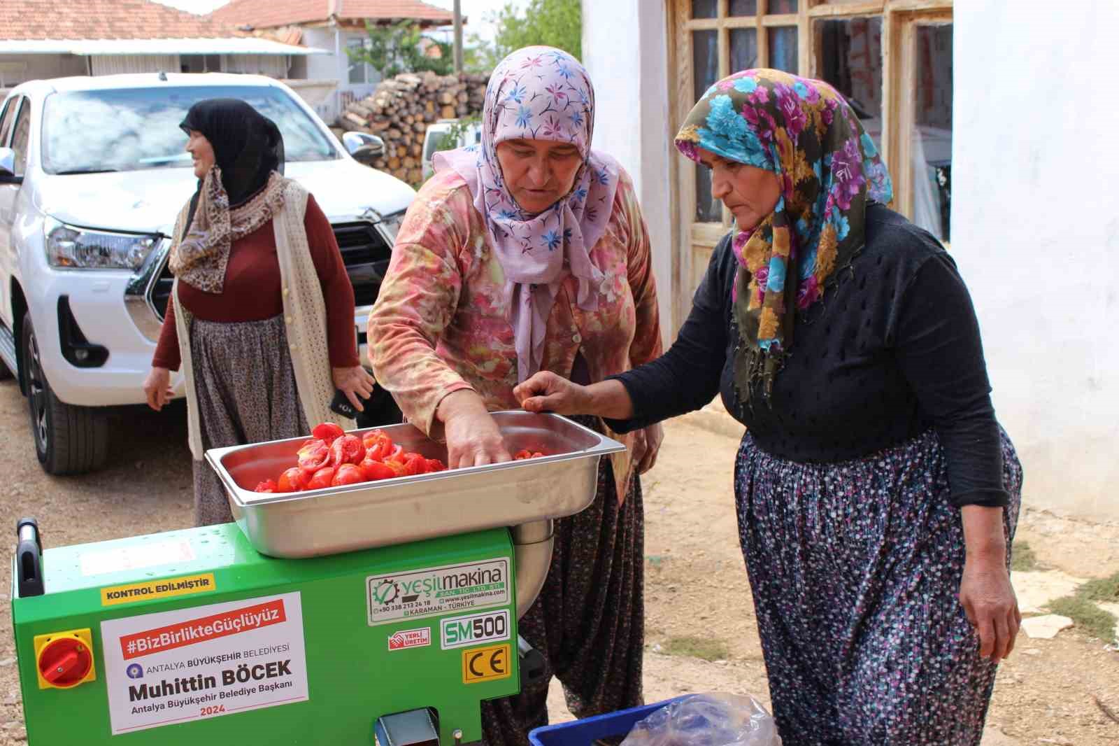 Büyükşehir 2025 yılında binlerce üreticiye ekipman desteği verdi
