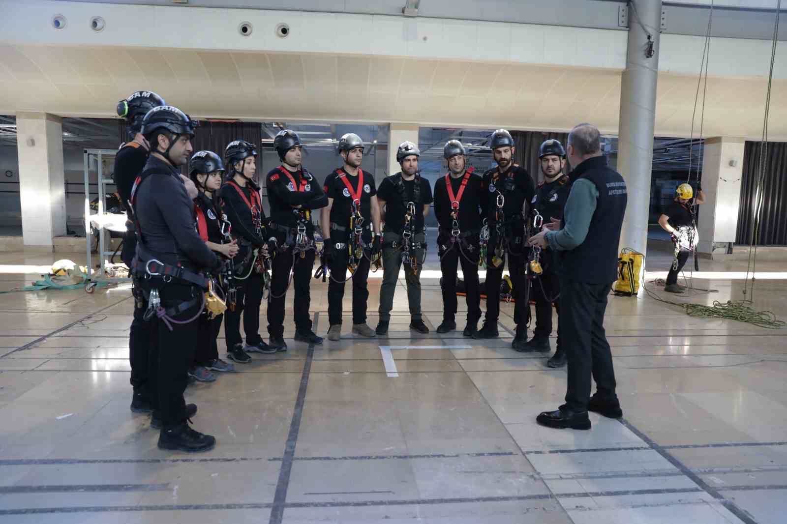 Büyükşehir afetlere ekibini hazırlıyor
