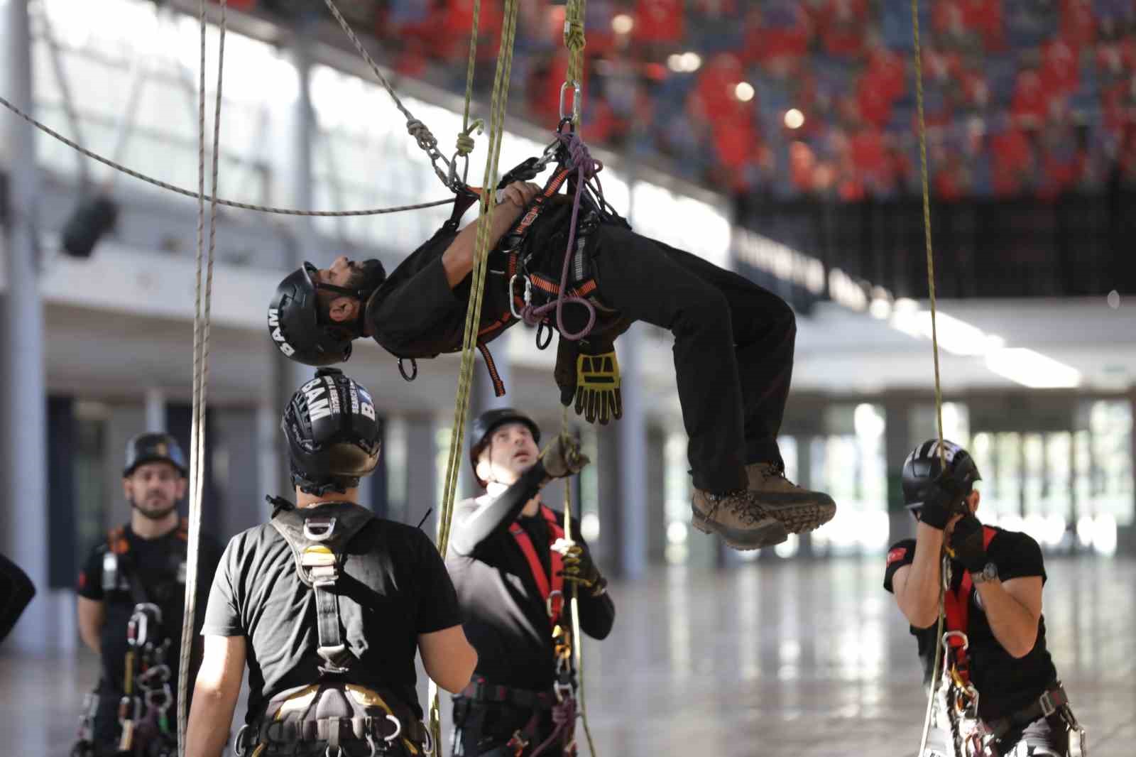 Büyükşehir afetlere ekibini hazırlıyor
