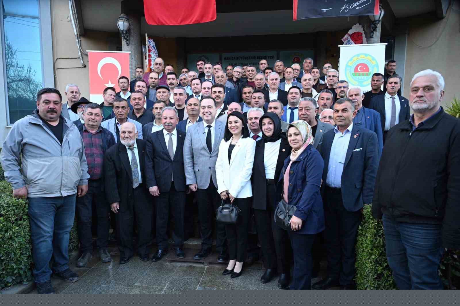 Büyükşehir Belediye Başkanı Dutlulu, Salihli’de muhtarlarla buluştu
