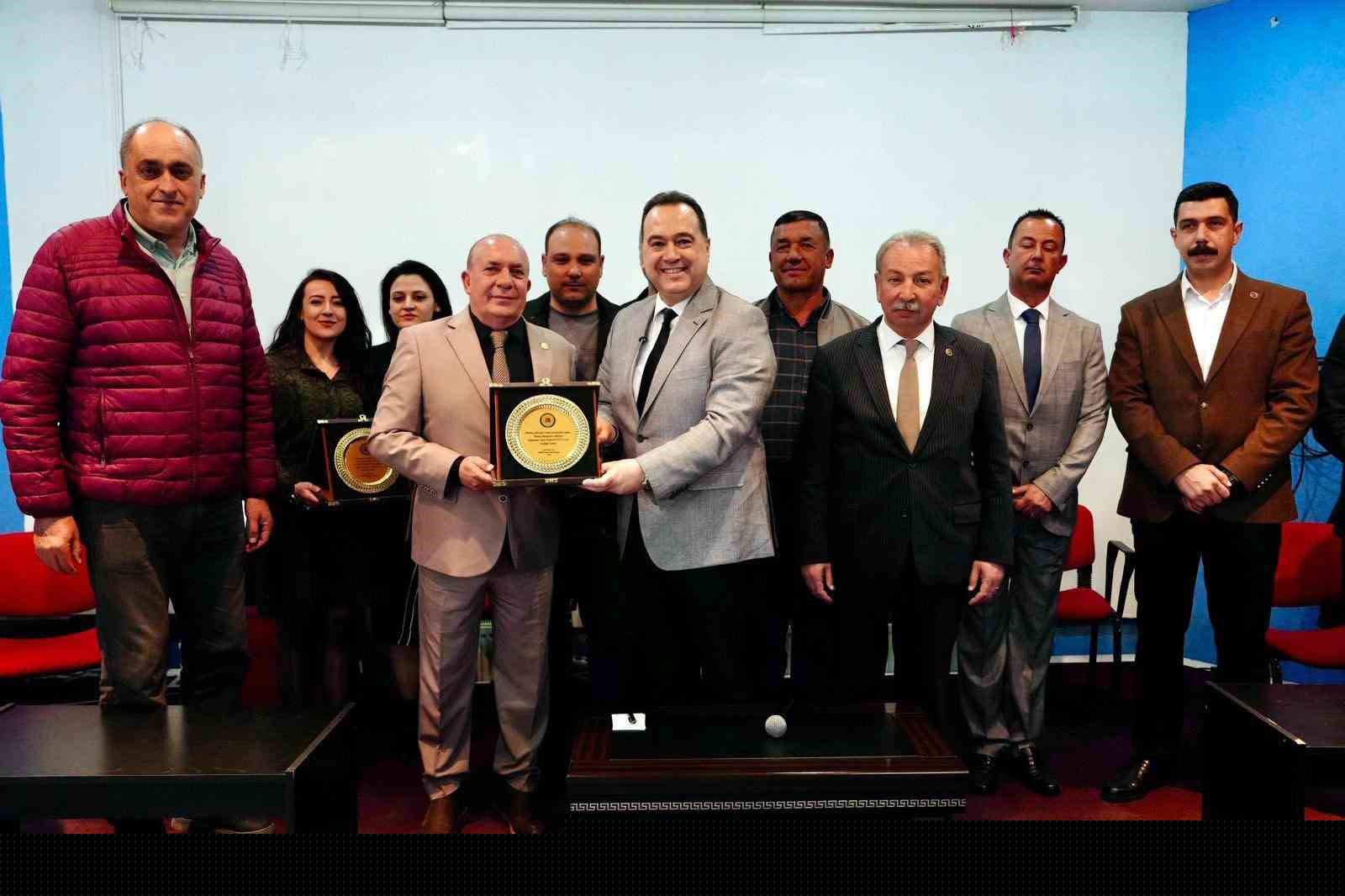 Büyükşehir Belediye Başkanı Dutlulu, Salihli’de muhtarlarla buluştu
