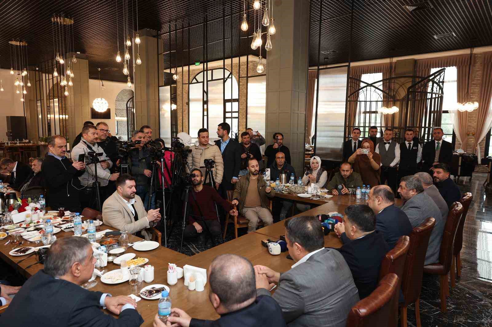 Büyükşehir Belediye Başkanı Gülpınar, gazetecilerle buluştu
