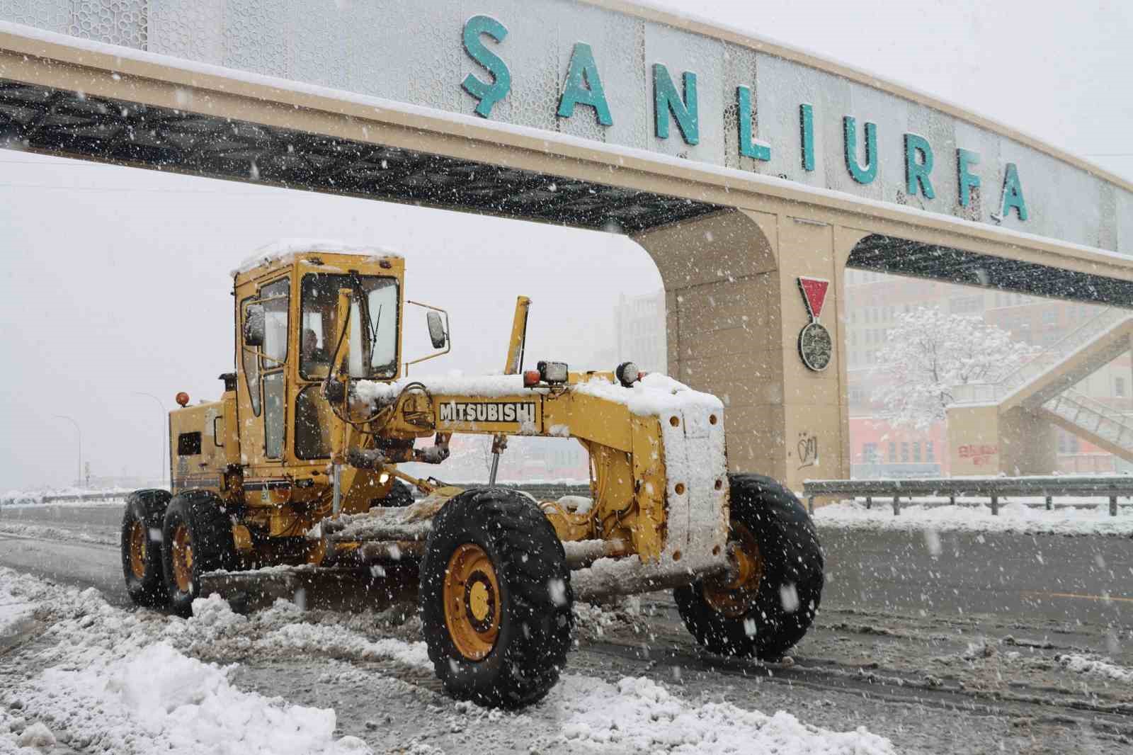 Büyükşehir Belediyesi 235 ekiple karla mücadeleyi sürdürdü
