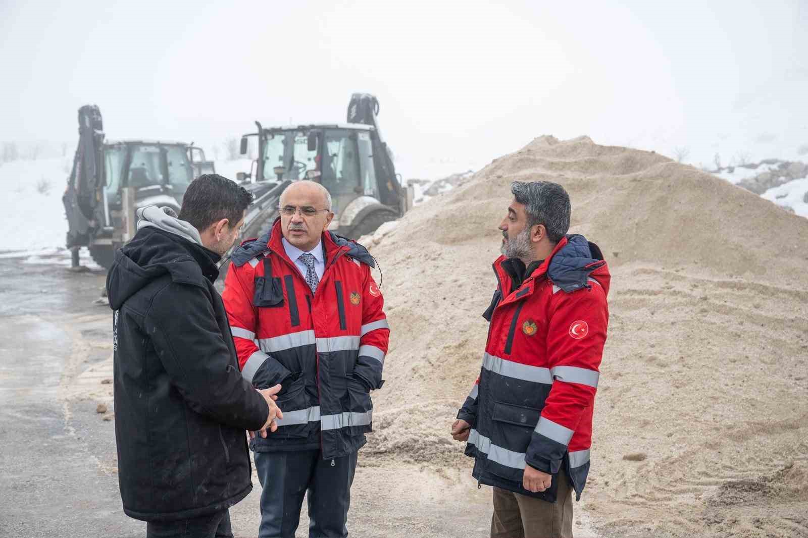 Büyükşehir Belediyesi ekipleri karla mücadelede 7/24 sahada
Büyükşehir Belediyesi ekipleri karla mücadelede 7/24 sahada