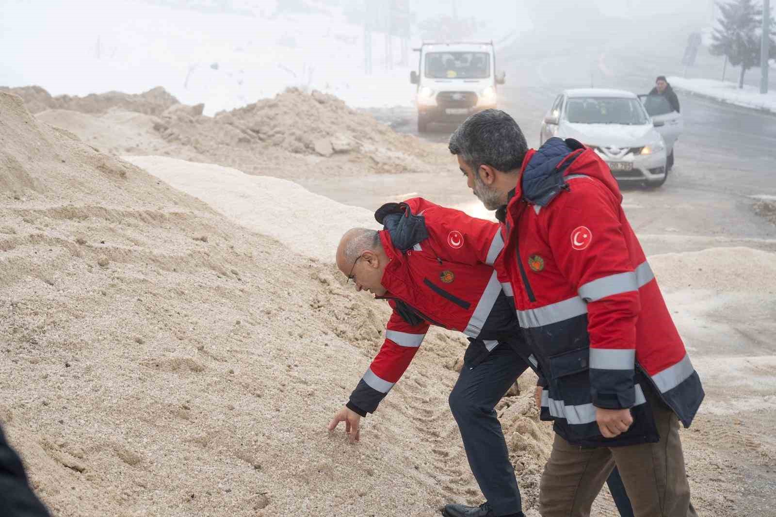 Büyükşehir Belediyesi ekipleri karla mücadelede 7/24 sahada
Büyükşehir Belediyesi ekipleri karla mücadelede 7/24 sahada