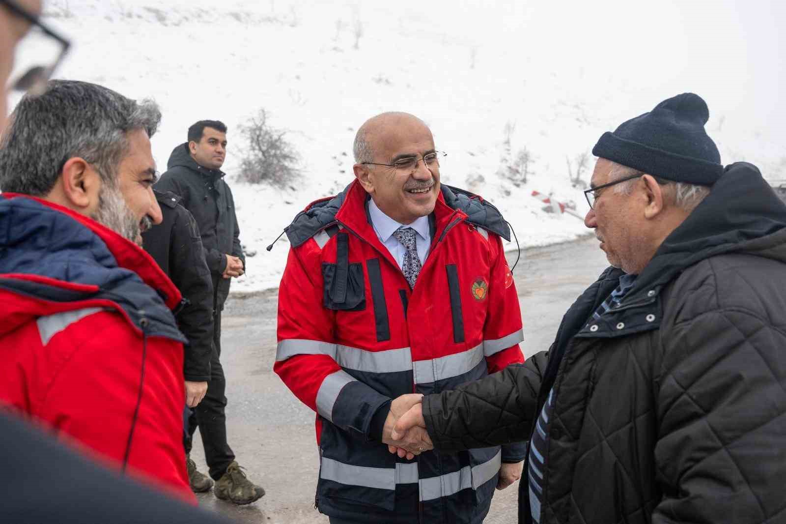 Büyükşehir Belediyesi ekipleri karla mücadelede 7/24 sahada
Büyükşehir Belediyesi ekipleri karla mücadelede 7/24 sahada