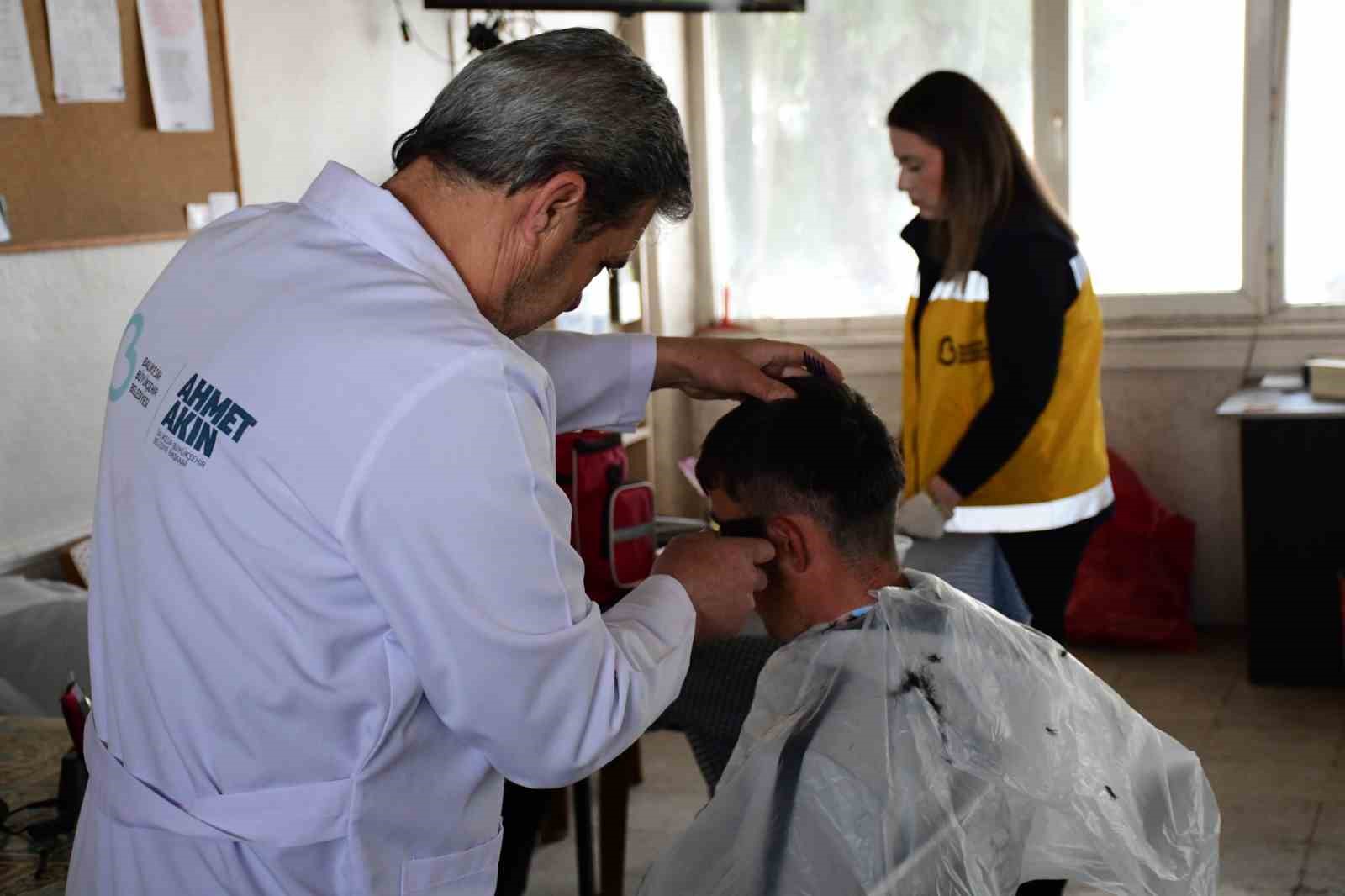 Büyükşehir Belediyesi, yakın berber ve evde bakım hizmetleri vatandaşın yanında
Büyükşehir Belediyesi, yakın berber ve evde bakım hizmetleri vatandaşın yanında