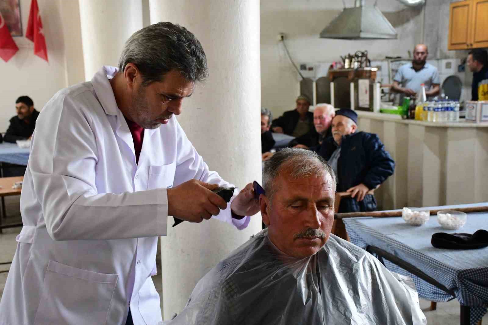 Büyükşehir Belediyesi, yakın berber ve evde bakım hizmetleri vatandaşın yanında
Büyükşehir Belediyesi, yakın berber ve evde bakım hizmetleri vatandaşın yanında