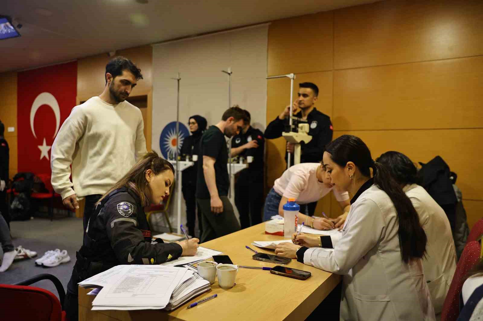 Büyükşehir Belediyesine 90 zabıta memuru alımı başvurular sürüyor
Büyükşehir Belediyesine 90 zabıta memuru alımı başvurular sürüyor