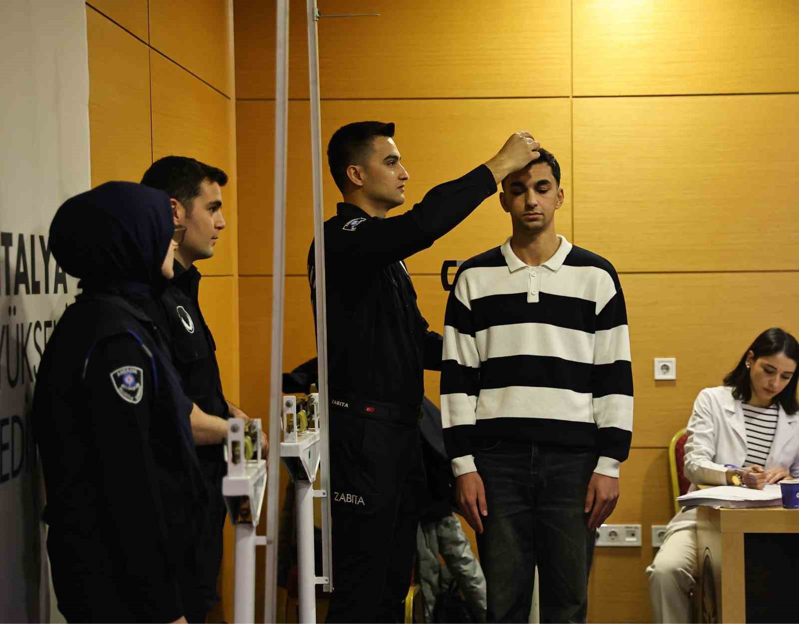 Büyükşehir Belediyesine 90 zabıta memuru alımı başvurular sürüyor
Büyükşehir Belediyesine 90 zabıta memuru alımı başvurular sürüyor