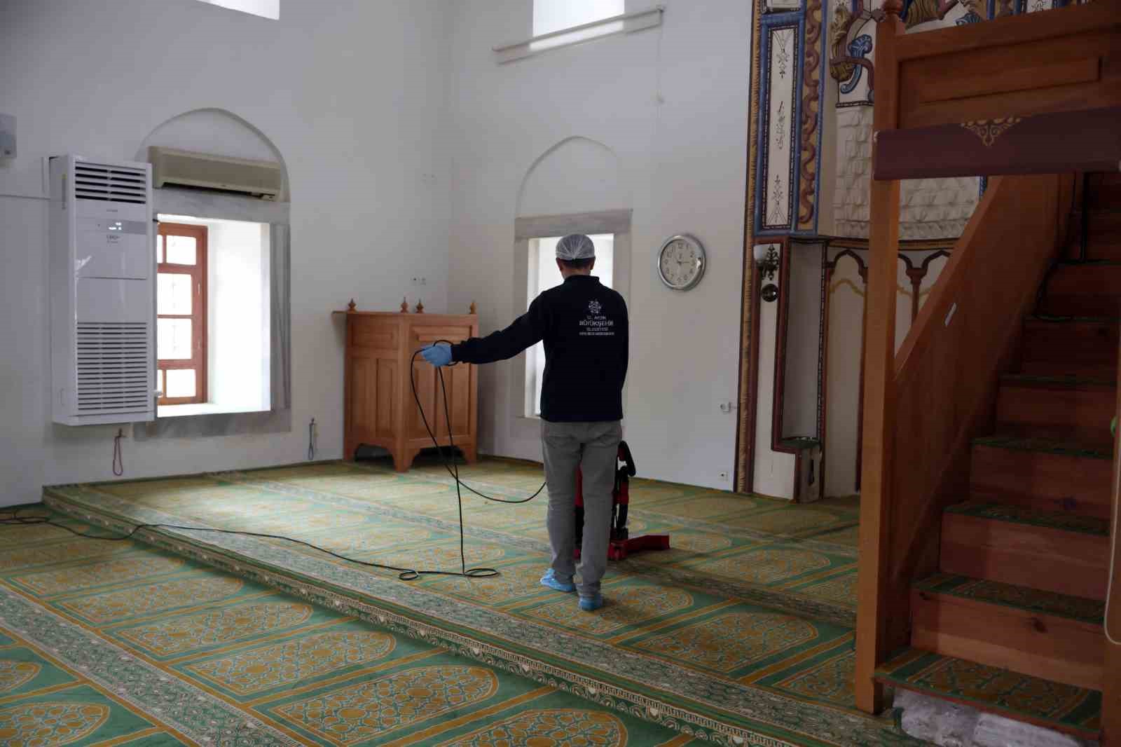 Büyükşehir camilerde temizlik çalışmalarını sürdürüyor
