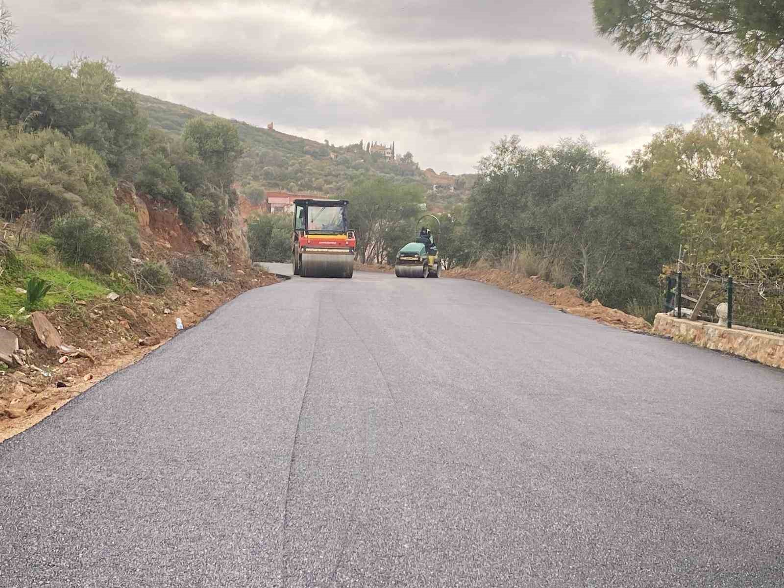 Büyükşehir Datça’da 53 bin metrelik yol ağını yeniliyor
Büyükşehir Datça’da 53 bin metrelik yol ağını yeniliyor
