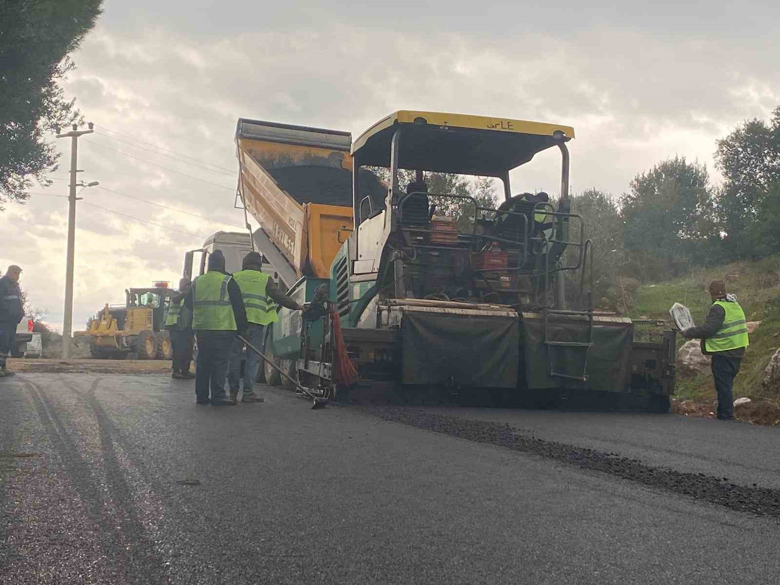 Büyükşehir Datça’da 53 bin metrelik yol ağını yeniliyor
Büyükşehir Datça’da 53 bin metrelik yol ağını yeniliyor