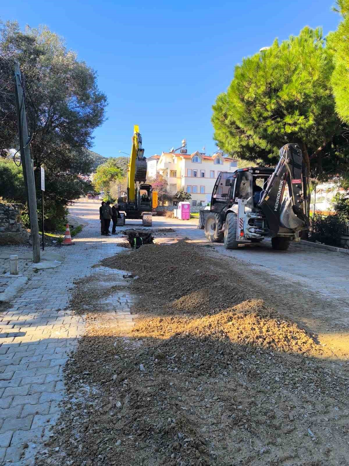 Büyükşehir Datça’da 53 bin metrelik yol ağını yeniliyor
Büyükşehir Datça’da 53 bin metrelik yol ağını yeniliyor