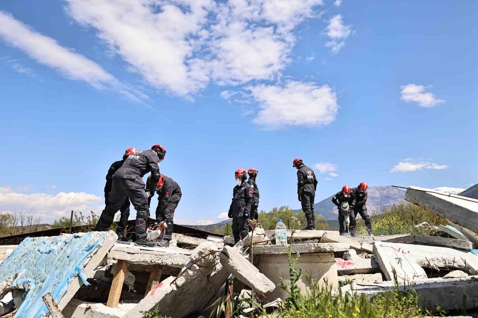 Büyükşehir DEBAK ekibi, eğitimlerini aralıksız sürdürüyor

