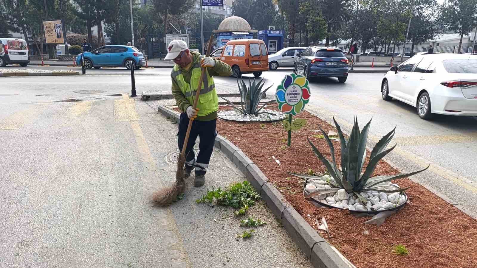 Büyükşehir ekipleri Efeler’i bayrama hazırlıyor
