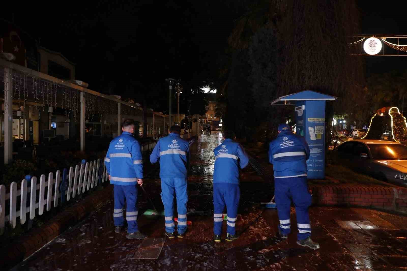 Büyükşehir ekipleri gece boyunca temizlik çalışması gerçekleştirdi
