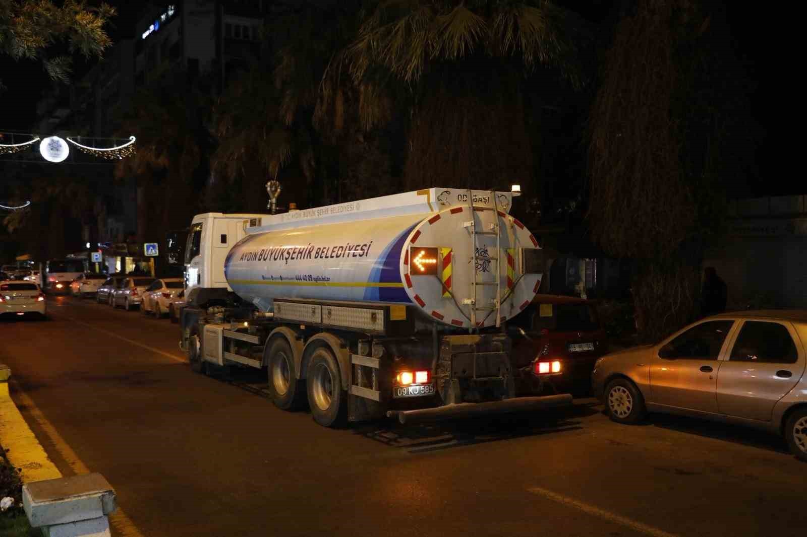 Büyükşehir ekipleri gece boyunca temizlik çalışması gerçekleştirdi
