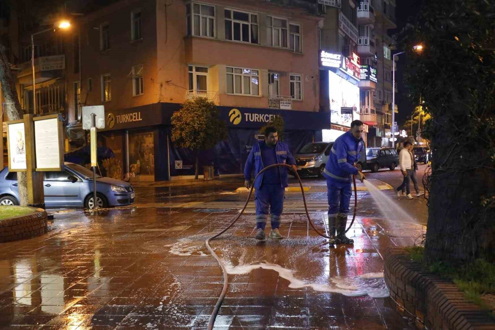 Büyükşehir ekipleri gece boyunca temizlik çalışması gerçekleştirdi
