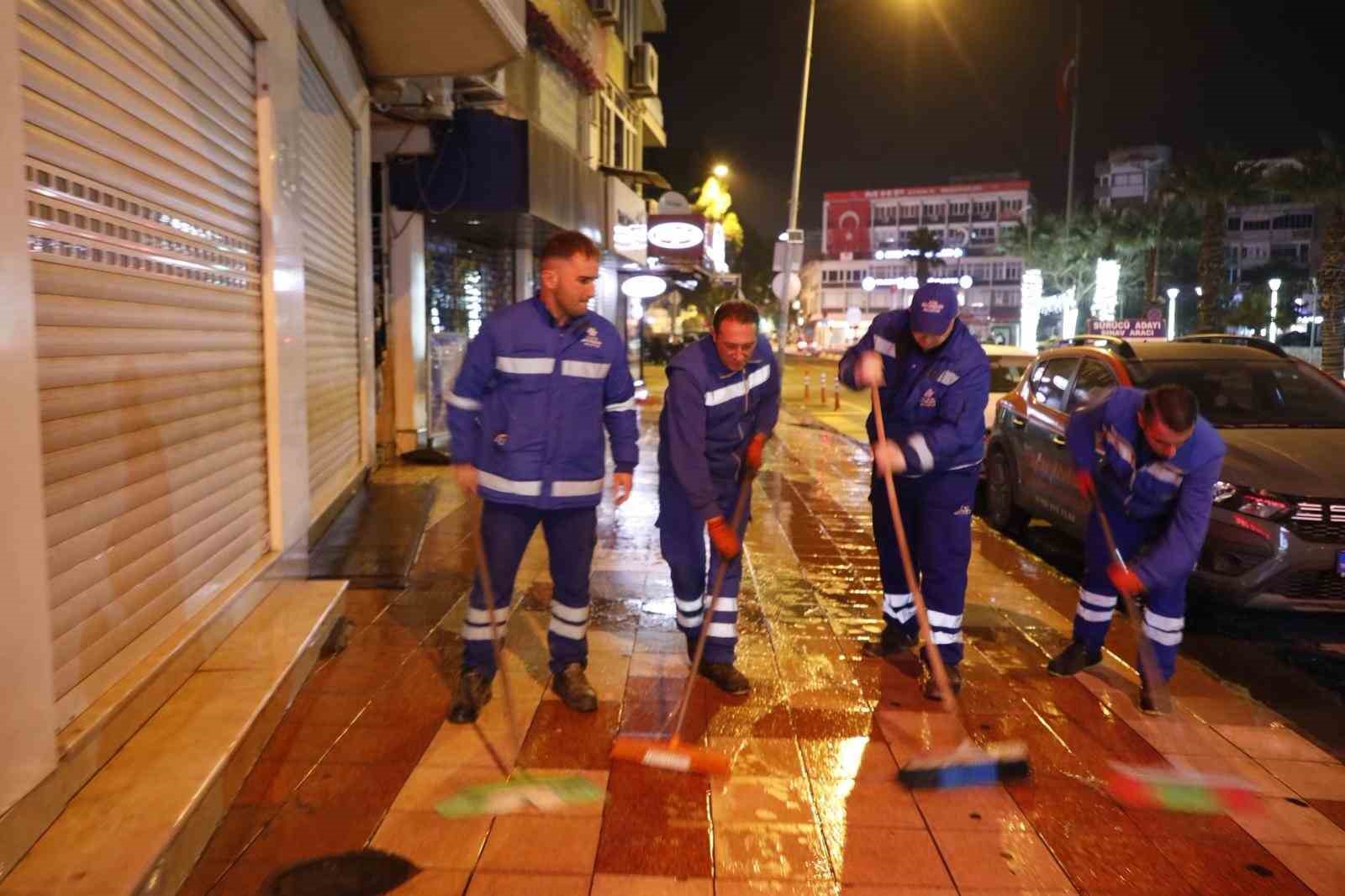 Büyükşehir ekipleri gece boyunca temizlik çalışması gerçekleştirdi

